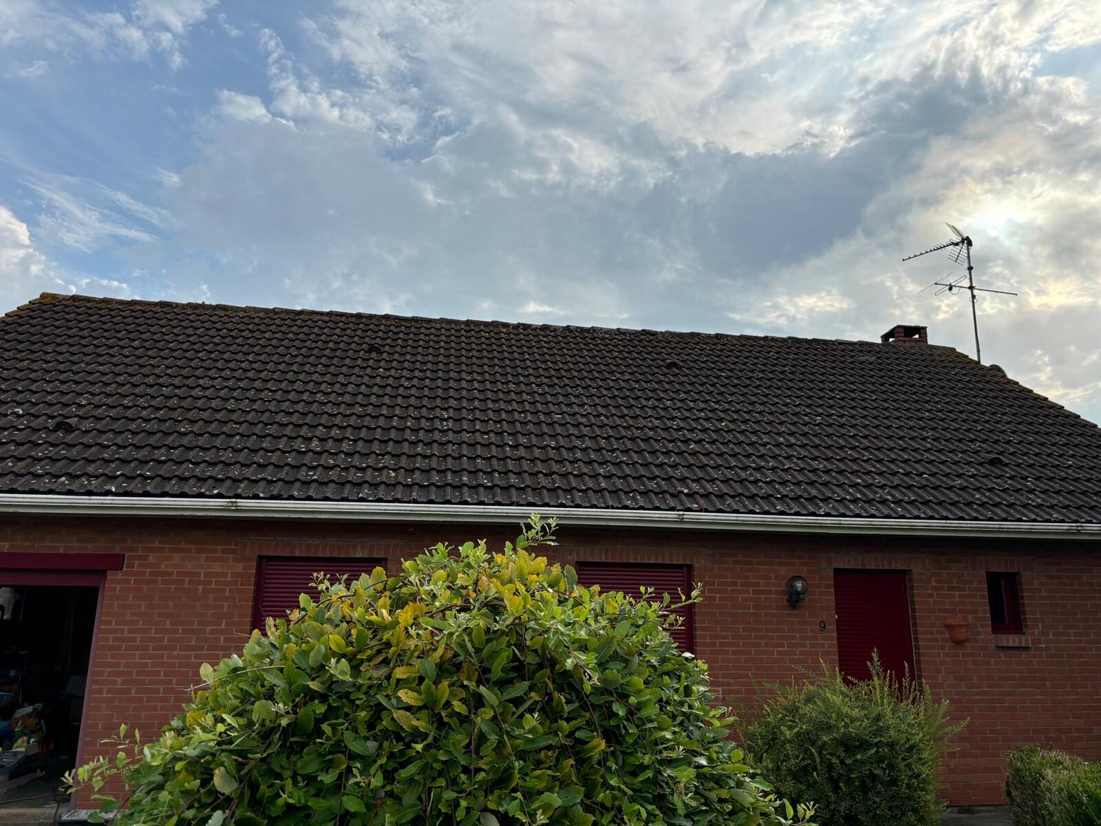 Toiture en tuiles foncées avant rénovation