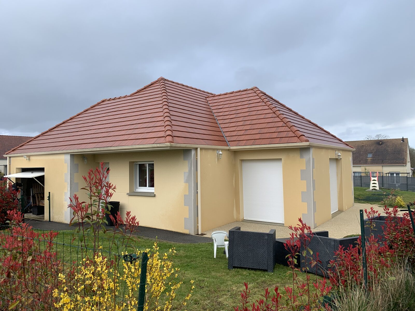 Même toiture rouge après rénovation