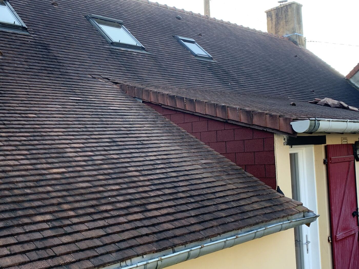 Couverture terminée en tuiles plates avec fenêtres de toit
